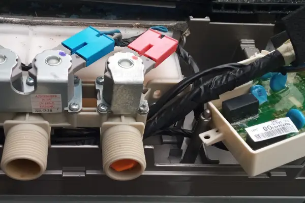 Técnico PKC reparando lavadora LG en laboratorio de San Miguel, Lima