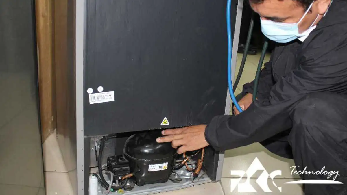 Técnico certificado LG realizando diagnóstico de refrigeradoras en San Miguel, Lima — PKC Technology